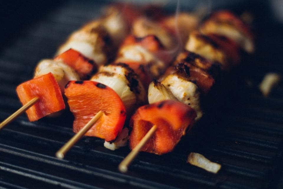 グリルの上で焼き上がった、彩りのよい串焼き